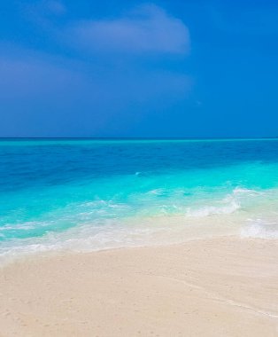 Rasdhoo Atoll Maldivleri 'ndeki Madivaru ve Finolhu kumsal adalarında renk değişimi.