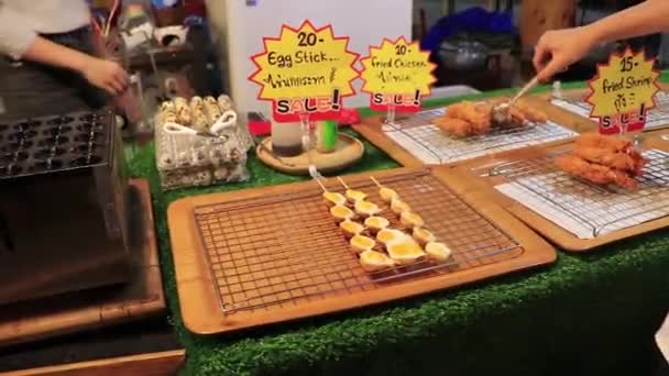 Kwartels Eieren Stokjes Thaise Nacht Markt Straat Voedsel Bangkok — Stockvideo