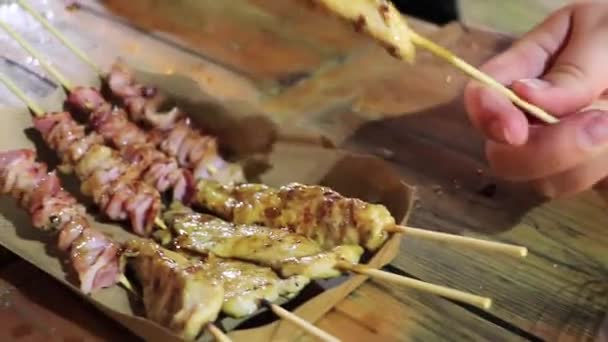 Kip Varkensvlees Spiesen Thaise Nacht Markt Straat Voedsel Bangkok Thailand — Stockvideo