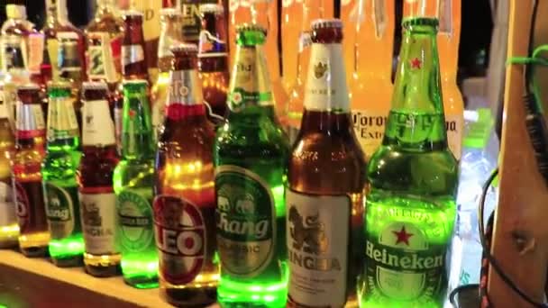 Bangkok Tailândia Mai 2018 Chang Singha Leo Cerveja Mercado Noturno — Vídeo de Stock