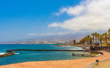 Tenerife İspanya 12. Temmuz 2014 Afrika 'daki Tenerife Kanarya İspanyol adası Playa de las Americas' ın manzara ve sahil manzarası.
