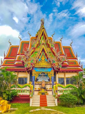 Koh Samui adası Surat Thani Tayland 'daki Wat Plai Laem tapınağında renkli mimari binalar ve heykeller.