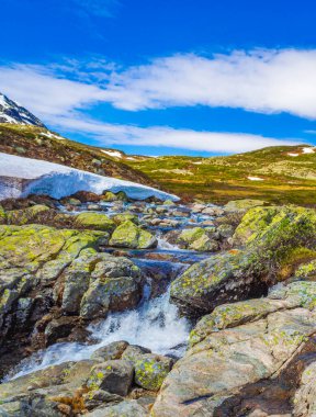 Vavatn gölünün kıyısındaki güzel Storebottane nehri Hemsedal Norveç 'in yaz manzarasında karla kaplı..