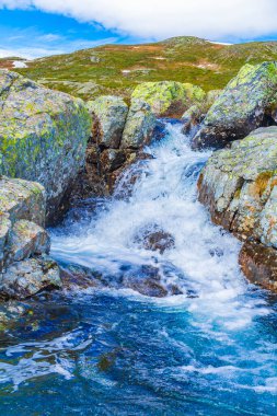 Vavatn gölünün kıyısındaki güzel Storebottane nehri Hemsedal Norveç 'in yaz manzarasında karla kaplı..