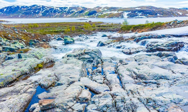 Belle Rivière Storebottane Bord Lac Vavatn Avec Neige Dans Paysage — Photo