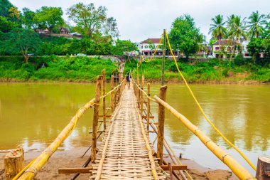Tüm yıl boyunca Luang Prabang Laos 'taki Mekong Nehri üzerinde Bambu Köprüsü Kapısı inşaatı yapıldı..
