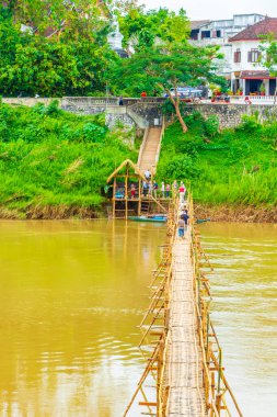 Luang Prabang Laos 21. Kasım 2018 Tüm yıl boyunca Luang Prabang Laos 'taki Mekong Nehri üzerinde Bambu Köprüsü Kapısı inşaatı.