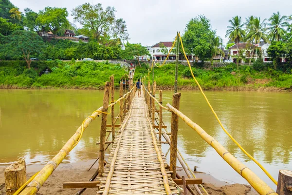 Tüm yıl boyunca Luang Prabang Laos 'taki Mekong Nehri üzerinde Bambu Köprüsü Kapısı inşaatı yapıldı..