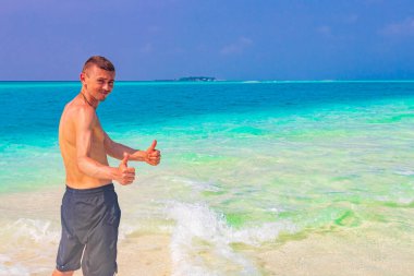 Rus turist, Rasdhoo Mercan Maldivleri 'ndeki Madivaru ve Finolhu adalarında renk değişikliğiyle tatilde..