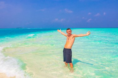 Rus turist, Rasdhoo Mercan Maldivleri 'ndeki Madivaru ve Finolhu adalarında renk değişikliğiyle tatilde..