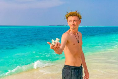 Rus turist, Rasdhoo Mercan Maldivleri 'ndeki Madivaru ve Finolhu adalarında renk değişikliğiyle tatilde..