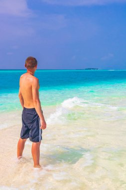 Rus turist, Rasdhoo Mercan Maldivleri 'ndeki Madivaru ve Finolhu adalarında renk değişikliğiyle tatilde..