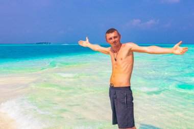 Rus turist, Rasdhoo Mercan Maldivleri 'ndeki Madivaru ve Finolhu adalarında renk değişikliğiyle tatilde..