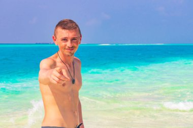 Rus turist, Rasdhoo Mercan Maldivleri 'ndeki Madivaru ve Finolhu adalarında renk değişikliğiyle tatilde..