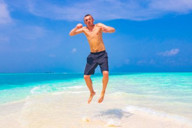 Rus turist, Rasdhoo Mercan Maldivleri 'ndeki Madivaru ve Finolhu adalarında renk değişikliğiyle tatilde..