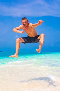 Rus turist, Rasdhoo Mercan Maldivleri 'ndeki Madivaru ve Finolhu adalarında renk değişikliğiyle tatilde..