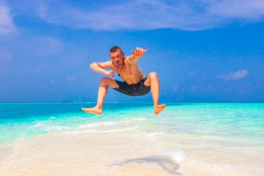 Rus turist, Rasdhoo Mercan Maldivleri 'ndeki Madivaru ve Finolhu adalarında renk değişikliğiyle tatilde..