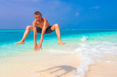 Rus turist, Rasdhoo Mercan Maldivleri 'ndeki Madivaru ve Finolhu adalarında renk değişikliğiyle tatilde..