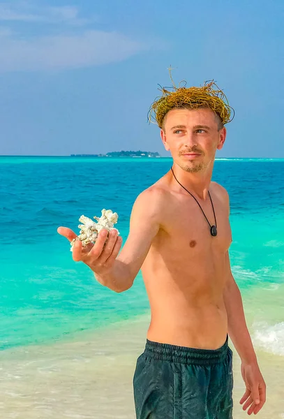 Rus turist, Rasdhoo Mercan Maldivleri 'ndeki Madivaru ve Finolhu adalarında renk değişikliğiyle tatilde..