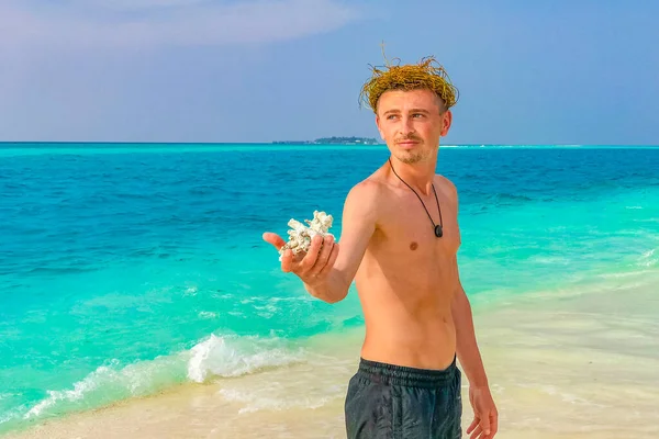 Rus turist, Rasdhoo Mercan Maldivleri 'ndeki Madivaru ve Finolhu adalarında renk değişikliğiyle tatilde..