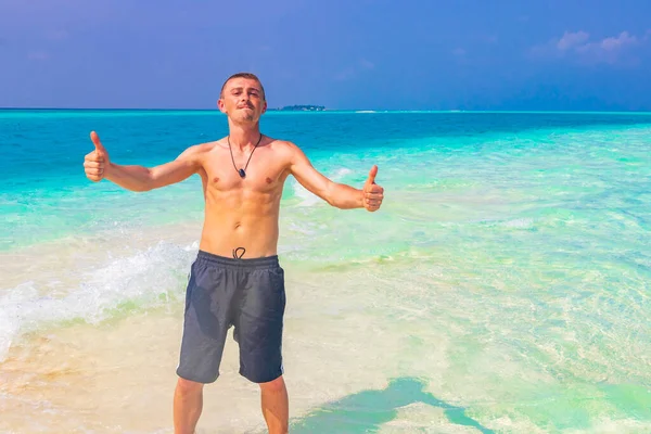 Rus turist, Rasdhoo Mercan Maldivleri 'ndeki Madivaru ve Finolhu adalarında renk değişikliğiyle tatilde..