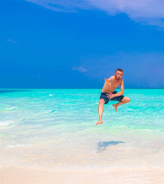 Rus turist, Rasdhoo Mercan Maldivleri 'ndeki Madivaru ve Finolhu adalarında renk değişikliğiyle tatilde..