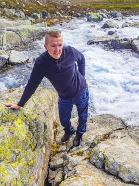 Hemsedal Norveç 'te yaz mevsiminde Vavatn Gölü kıyısındaki Storebottane Nehri' nde turist..