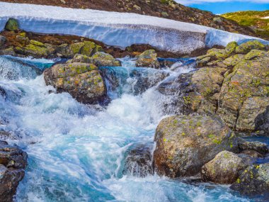 Vavatn gölünün kıyısındaki güzel Storebottane nehri Hemsedal Norveç 'in yaz manzarasında karla kaplı..
