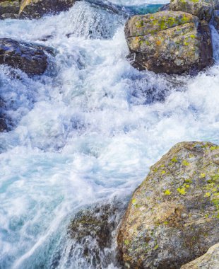 Vavatn gölünün kıyısındaki güzel Storebottane nehri Hemsedal Norveç 'in yaz manzarasında karla kaplı..