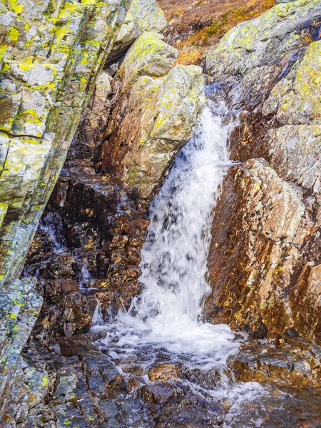 Krásná Storebottane Řeka Jezera Vavatn Sněhem Letní Krajině Hemsedal Norsko — Stock fotografie