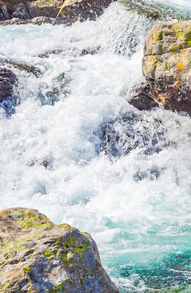 Vavatn gölünün kıyısındaki güzel Storebottane nehri Hemsedal Norveç 'in yaz manzarasında karla kaplı..
