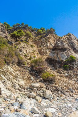 Yunanistan 'ın Kos Adası' ndaki doğal manzaralar ve kıyı şeridinde kayalıklar.