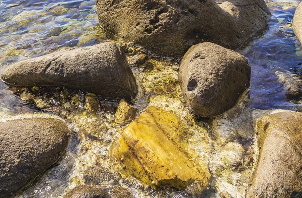 希腊科斯岛绿松石蓝色海滩上的岩石和巨石海岸景观 — 图库照片