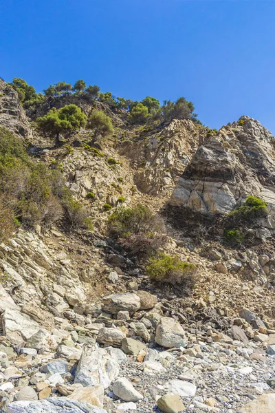 ギリシャのコス島の自然景観海岸線で山の崖の岩 — ストック写真