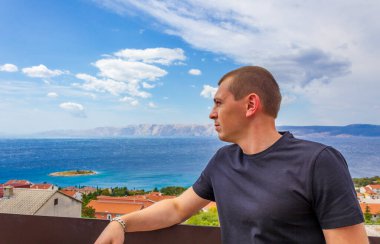 Novi Vinodolski Hırvatistan plajındaki turkuaz, mavi su ve deniz manzaralı harika turist genç modeli.