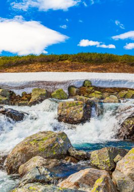 Vavatn gölünün kıyısındaki güzel Storebottane nehri Hemsedal Norveç 'in yaz manzarasında karla kaplı..