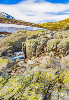 Vavatn gölünün kıyısındaki güzel Storebottane nehri Hemsedal Norveç 'in yaz manzarasında karla kaplı..
