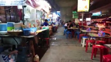 Bangkok Tayland 22 numara. Mai 2018 Tipik Tayland pazarı boyunca Bangkok Tayland sokak yemekleriyle yürüyorum.