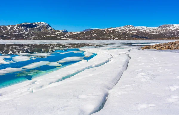 Lago Azul Turquesa Congelado Panorama Vavatn Paisagem Verão Montanhas Com — Fotografia de Stock