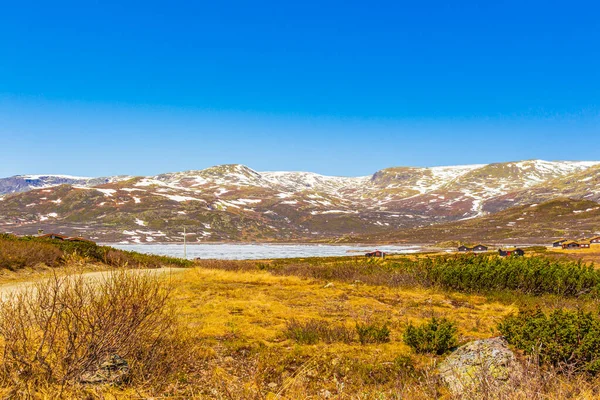 氷結したターコイズブルーの湖ヘムゼダルノルウェーの夏の風景と雪の山の中でVavatパノラマ — ストック写真