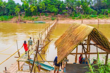 Luang Prabang Laos 18 numara. Kasım 2018 Luang Prabang Laos 'taki Mekong Nehri üzerindeki Bambu Köprüsü Kapısı' na hoş geldiniz..