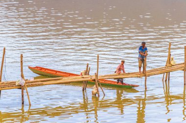 Luang Prabang Laos 17 numara. Kasım 2018 Tüm yıl boyunca Luang Prabang Laos 'taki Mekong Nehri üzerinde Bambu Köprüsü Kapısı inşaatı.