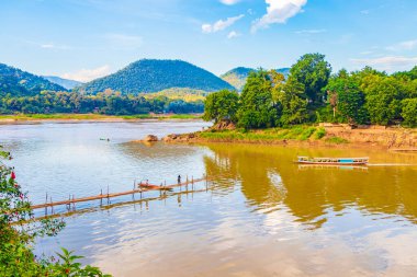 Tüm yıl boyunca Luang Prabang Laos 'taki Mekong Nehri üzerinde Bambu Köprüsü Kapısı inşaatı yapıldı..