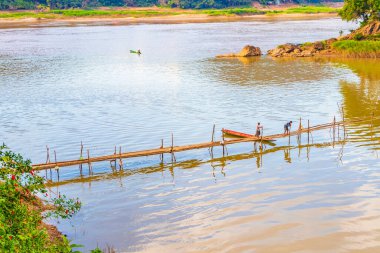 Tüm yıl boyunca Luang Prabang Laos 'taki Mekong Nehri üzerinde Bambu Köprüsü Kapısı inşaatı yapıldı..