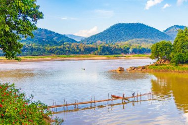 Tüm yıl boyunca Luang Prabang Laos 'taki Mekong Nehri üzerinde Bambu Köprüsü Kapısı inşaatı yapıldı..