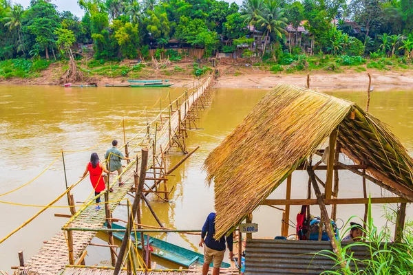 Luang Prabang Laos 18 numara. Kasım 2018 Luang Prabang Laos 'taki Mekong Nehri üzerindeki Bambu Köprüsü Kapısı' na hoş geldiniz..