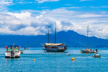Abraao sahilinden tekne ve gemiler Ilha Grande Angra dos Reis Rio de Janeiro Brezilya.