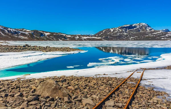 Régi Sínek Vezetnek Vavatn Fagyos Türkiz Tájának Vizébe Hemsedal Norvégiában — Stock Fotó