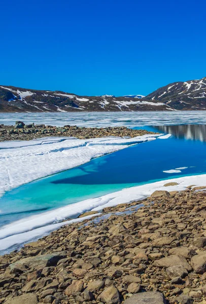 Lago Azul Turquesa Congelado Panorama Vavatn Paisagem Verão Montanhas Com — Fotografia de Stock