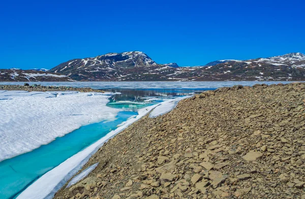 Замерзле Бірюзове Озеро Ваватн Панорама Літніх Пейзажах Горах Снігом Хемседалі — стокове фото
